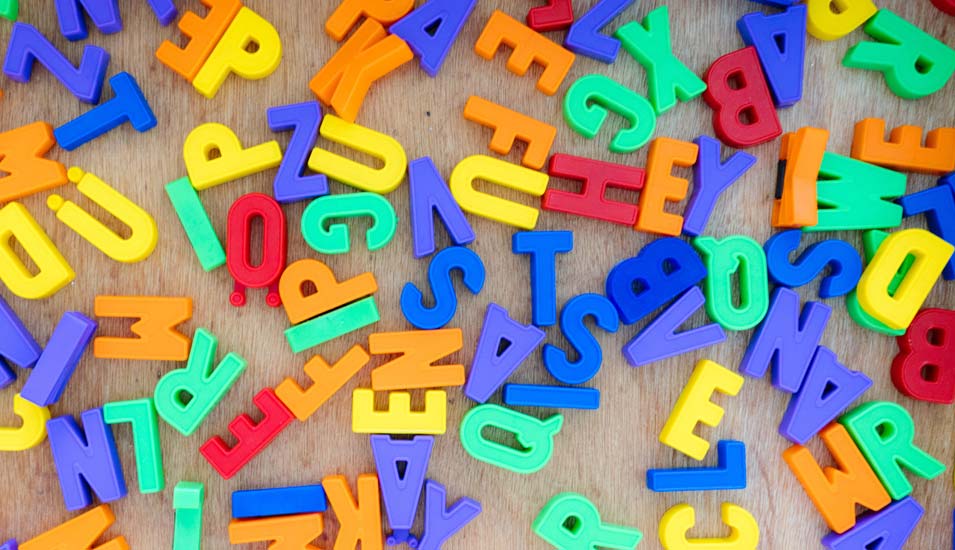 Bunte Buchstaben aus Plastik für Kinder zum Lernen