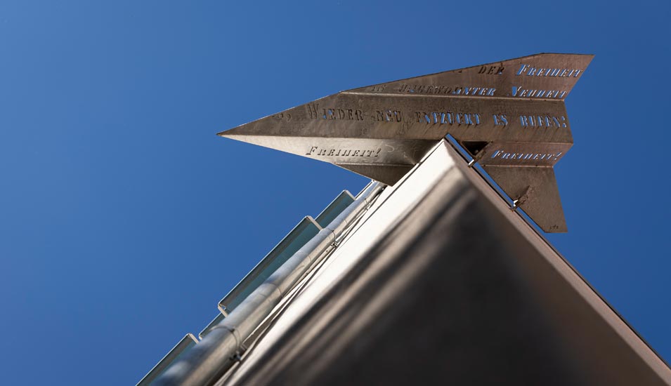 Der metallene Flugblattflieger des Künstlers Christopher John Smith, eine symbolhafte Darstellung der Widerstandsschriften der Geschwister Hans und Sophie Scholl, ist an der Fassade des Geschwister-Scholl-Gymnasiums in Magdeburg installiert.