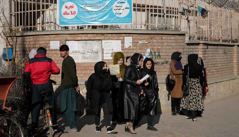 Afghanische Studentinnen stehen Ende Dezember vor den Mauern der Universität Kabul.