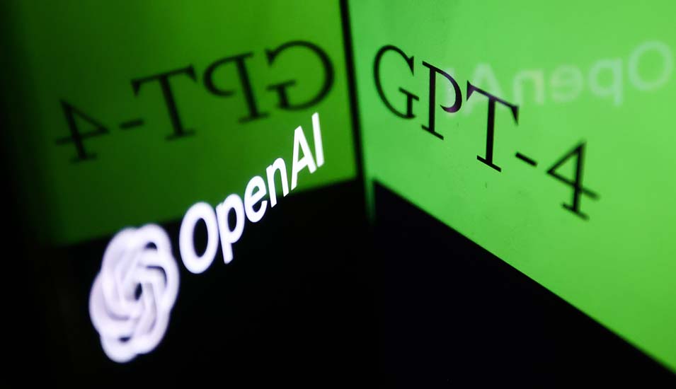 Schriftzüge von GPT-4 und OpenAI auf zwei Bildschirmen