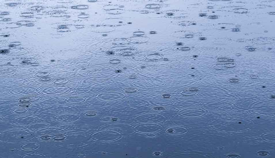 Regentropfen formen Kreise auf die Wasseroberfläche eines Sees, Frankreich, Vogesen