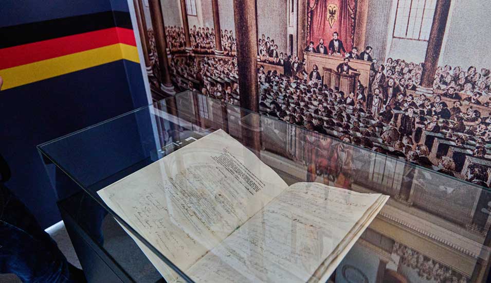 Die originale Paulskirchenverfassung in einer Glasvitrine. Mit der Ausstellung des Dokuments erinnerte der Bundestag im März an die deutsche Revolution von 1848/49 und die Nationalversammlung in der Frankfurter Paulskirche.