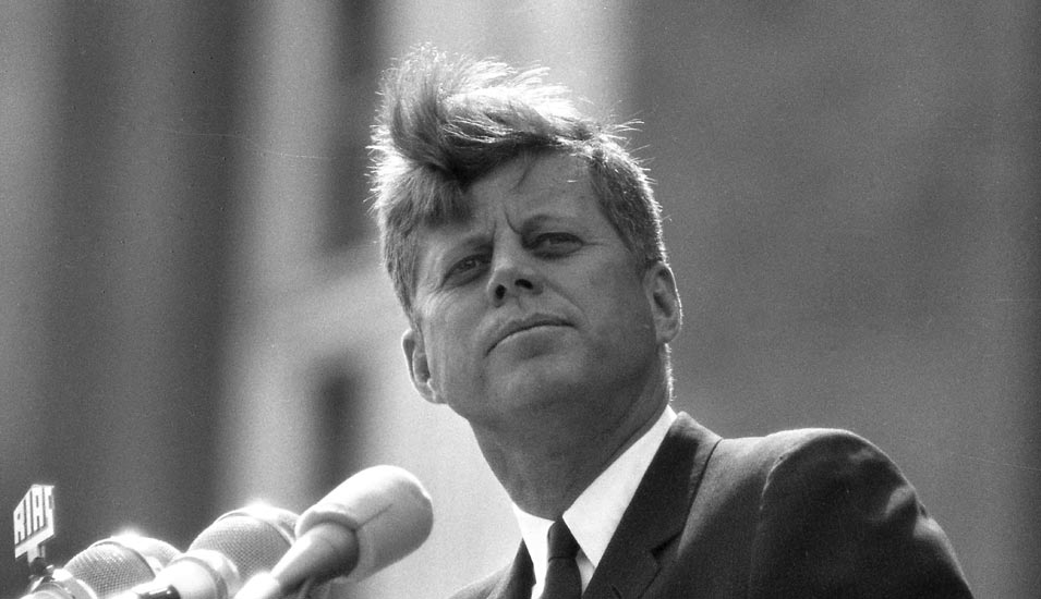 Schwarz-weiß-Aufnahme von US-Präsident John F. Kennedy bei seiner Rede in Berlin am 26. Juni 1963.