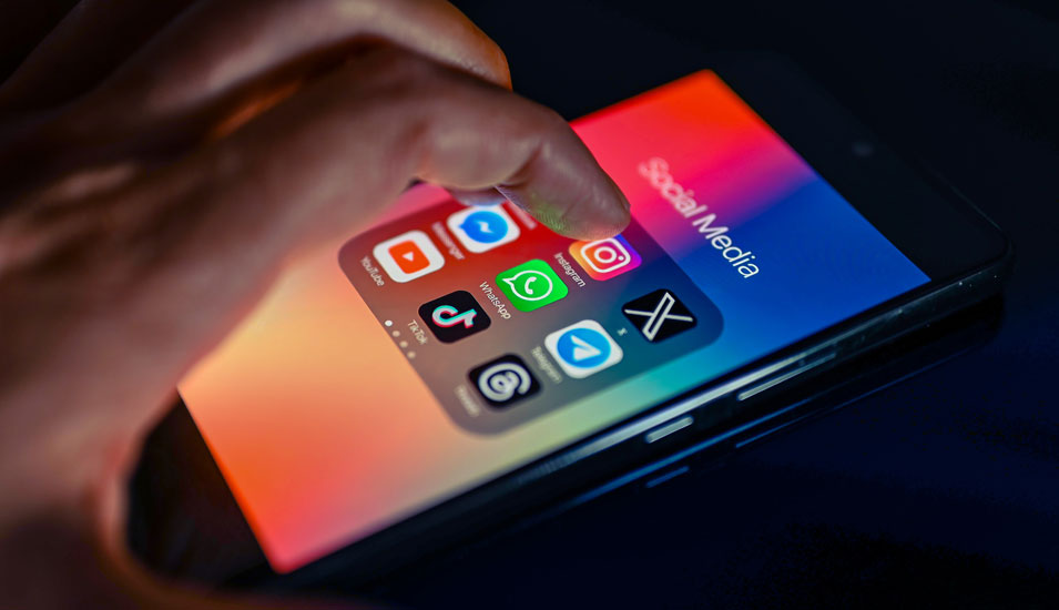 Foto eines Smartphone-Bildschirms mit Icons von Apps verschiedener Sozialer Medien