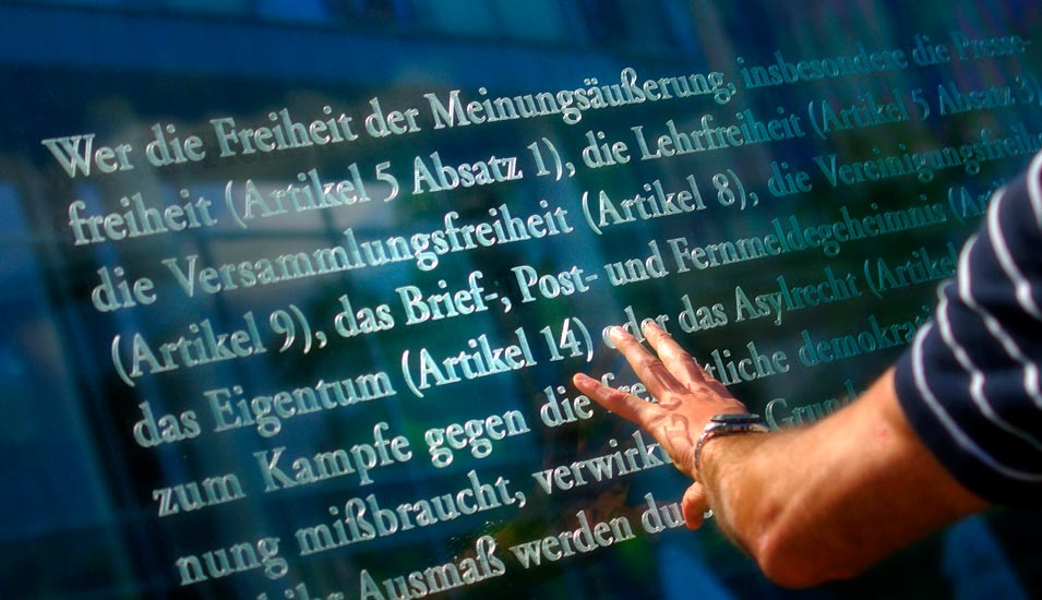Auf einem großen Touchscreen ist eine Passage aus dem deutschen Grundgesetz zur Meinungsfreiheit zu lesen. 