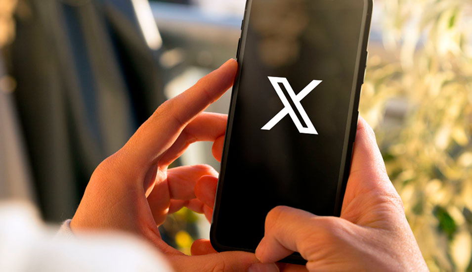 Eine Person öffnet X über ihr Smartphone