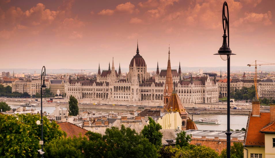 Im Dämmerlicht ist die Kathedrale von Budapest zu sehen. 