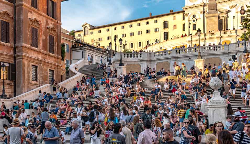 Menschenmenge auf der Spanischen Treppe in Rom