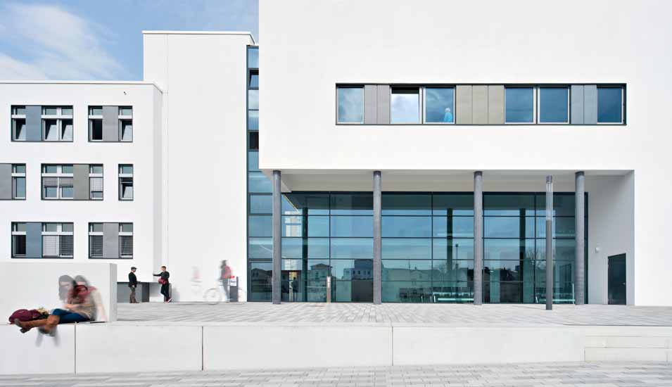 Außenansicht eines weißen modernen Gebäudes der Martin-Luther-Universität