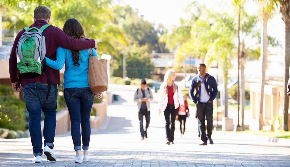 Studierende laufen auf dem Gelände einer Universität