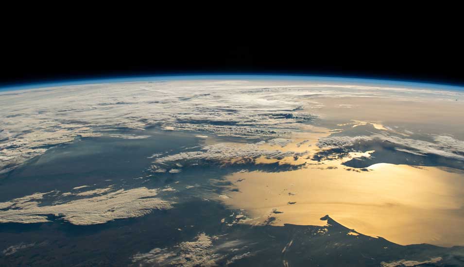 Das Foto zeigt die Erde aus dem Weltall.