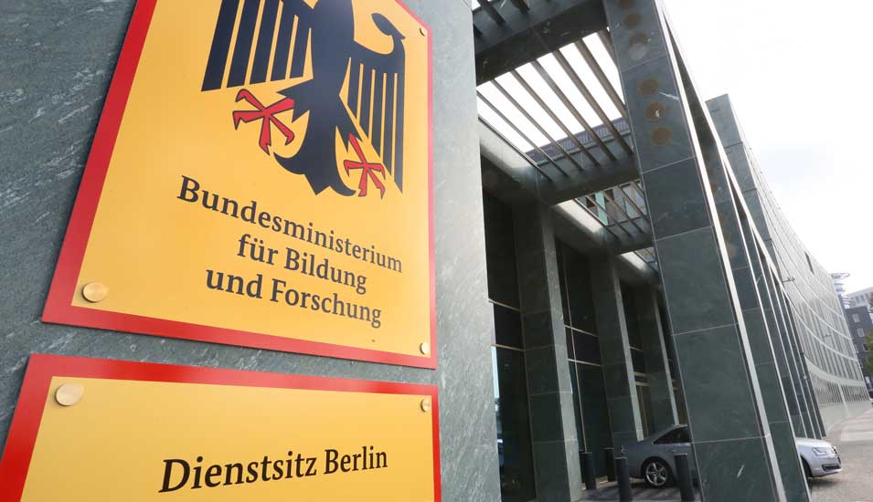 Das Foto zeigt das Schild "Bundesforschungsministerium" an dem Gebäude in Berlin